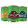 Frontales Bild von drei Nassfutterdosen Irish Pure. Die Sorten sind Huhn Adult, Rind und Lachs.