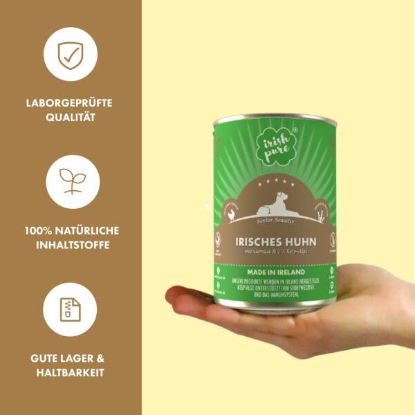 Ein Mensch hält frontal eine Dose Senior NF in der Hand. Links daneben sind drei Icons (Häkchen, Pflanze, Reißverschluss). Es wird darauf hingewiesen, dass das Irish Pure Futter laborgeprüfte Qualität hat, 100 % natürliche Inhaltsstoffe besitzt und eine Frische Garantie mit dem Zip Verschluss anbietet.