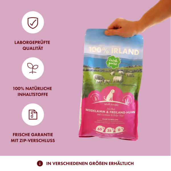 Ein Mensch hält frontal einen Beutel Lamm TF ins Bild. Links daneben sind drei Icons (Häkchen, Pflanze, Reißverschluss). Es wird darauf hingewiesen, dass das Irish Pure Futter laborgeprüfte Qualität hat, 100 % natürliche Inhaltsstoffe besitzt und eine Frische Garantie mit dem Zip Verschluss anbietet. Unten ist ein Hinweis aufgeführt, dass das TF in verschiedenen Größen erhältlich ist.