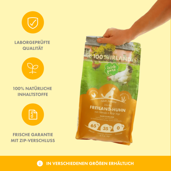 Ein Mensch hält frontal einen Beutel Huhn Adult TF ins Bild. Links daneben sind drei Icons (Häkchen, Pflanze, Reißverschluss). Es wird darauf hingewiesen, dass das Irish Pure Futter laborgeprüfte Qualität hat, 100 % natürliche Inhaltsstoffe besitzt und eine Frische Garantie mit dem Zip Verschluss anbietet. Unten steht ein Hinweis, dass das TF in verschiedenen Größen erhältlich ist.