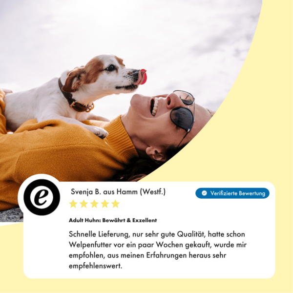 Bild einer verifizierten und positiven Bewertung des Irish Pure Huhn Adult Futters. Im Hintergrund liegt eine Frau mit Ihrem Hund lachend auf dem Boden. Der Hund scheint sein Herrchen abgeleckt zu haben und die Frau lacht vergnügt.