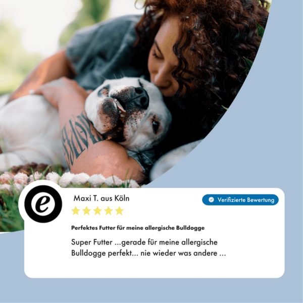 Bild einer verifizierten und positiven Bewertung des Irish Pure Futters für Allergiker-Hund. Im Hintergrund kuschelt Frau mit Ihrem Hund auf dem Boden und küsst ihn.