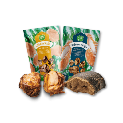 Es werden vier Snacks aus dem Irish Pure Sortiment dargestellt. Ein Beutel Chicken Strips, ein Beutel Salmon Strips, Kniescheiben und ein gefüllter Huf vom Rind.